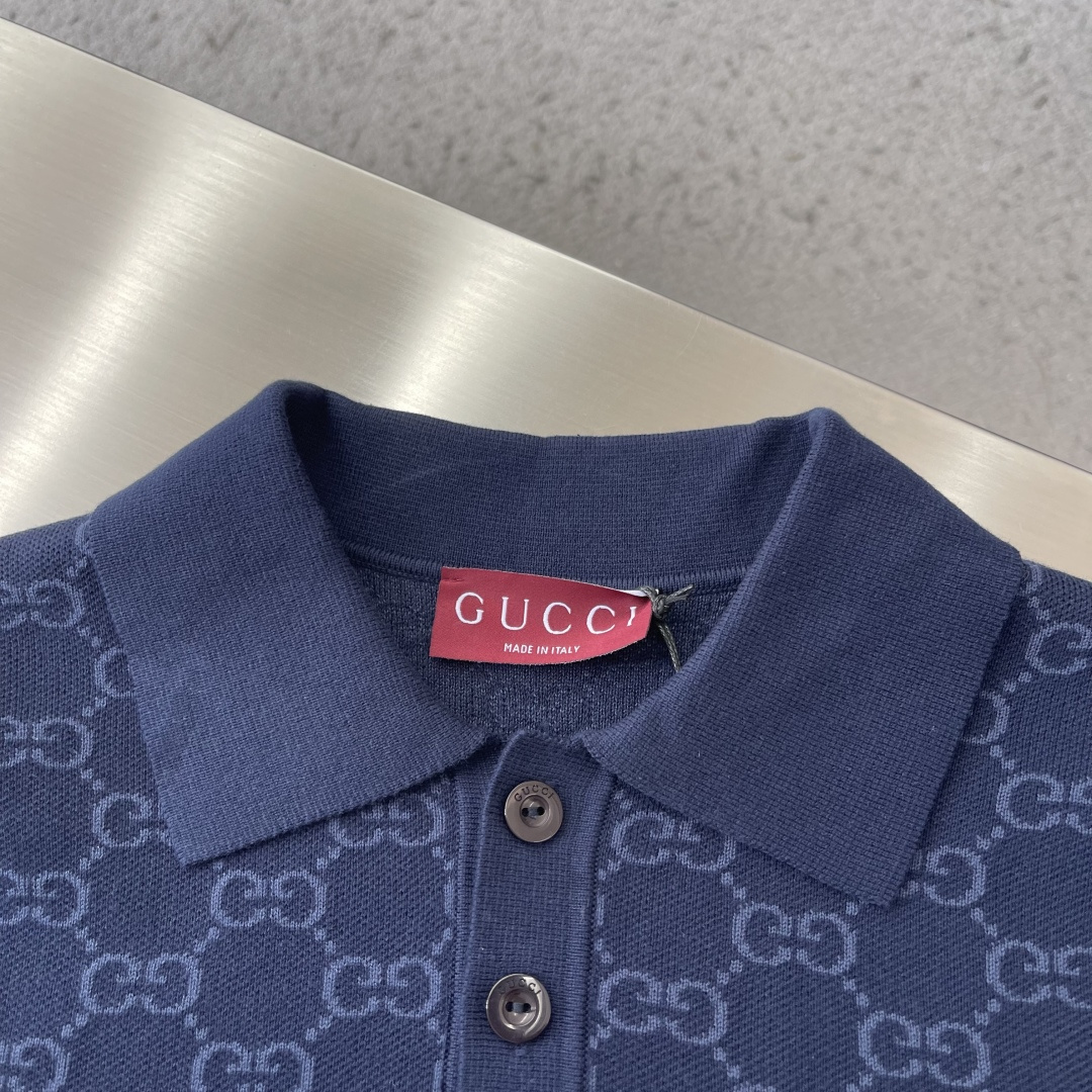 -GUCC 26ss新款该系列中，经典GG图案通过不同的纺织工艺呈现，打造丰富的视觉效果。这款Polo衫