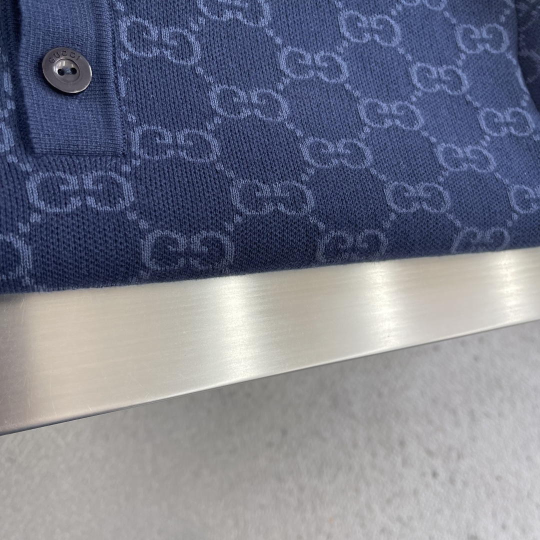 -GUCC 26ss新款该系列中，经典GG图案通过不同的纺织工艺呈现，打造丰富的视觉效果。这款Polo衫