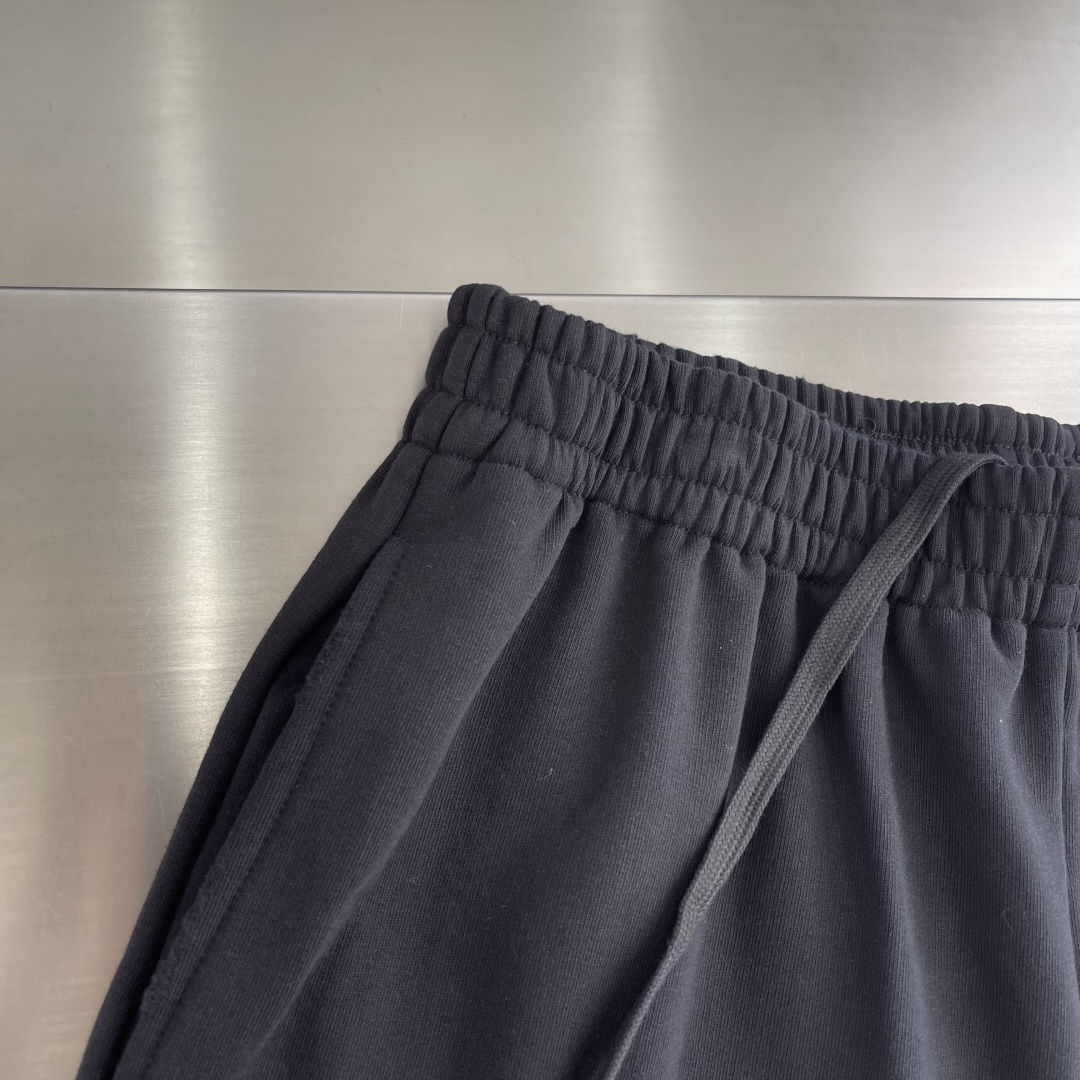 -Balenciag 26ss新款春夏系列短裤弹性腰头， 2个斜口袋，左腿饰以messy sPray艺术