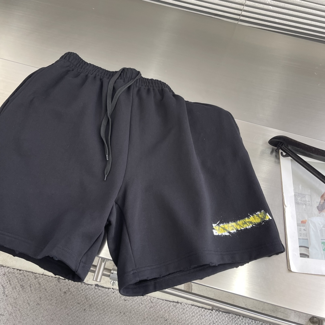 -Balenciag 26ss新款春夏系列短裤弹性腰头， 2个斜口袋，左腿饰以messy sPray艺术