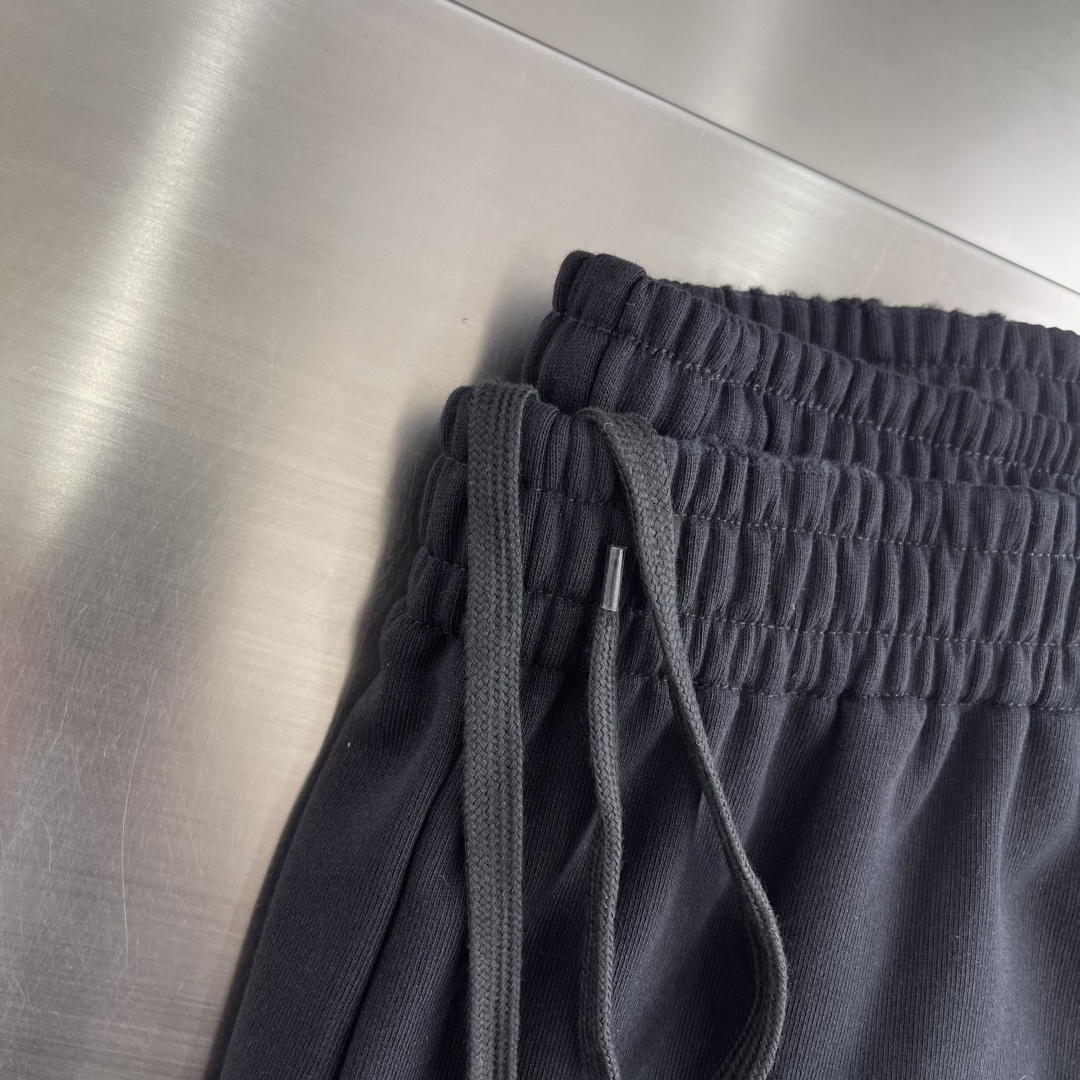 -Balenciag 26ss新款春夏系列短裤弹性腰头， 2个斜口袋，左腿饰以messy sPray艺术