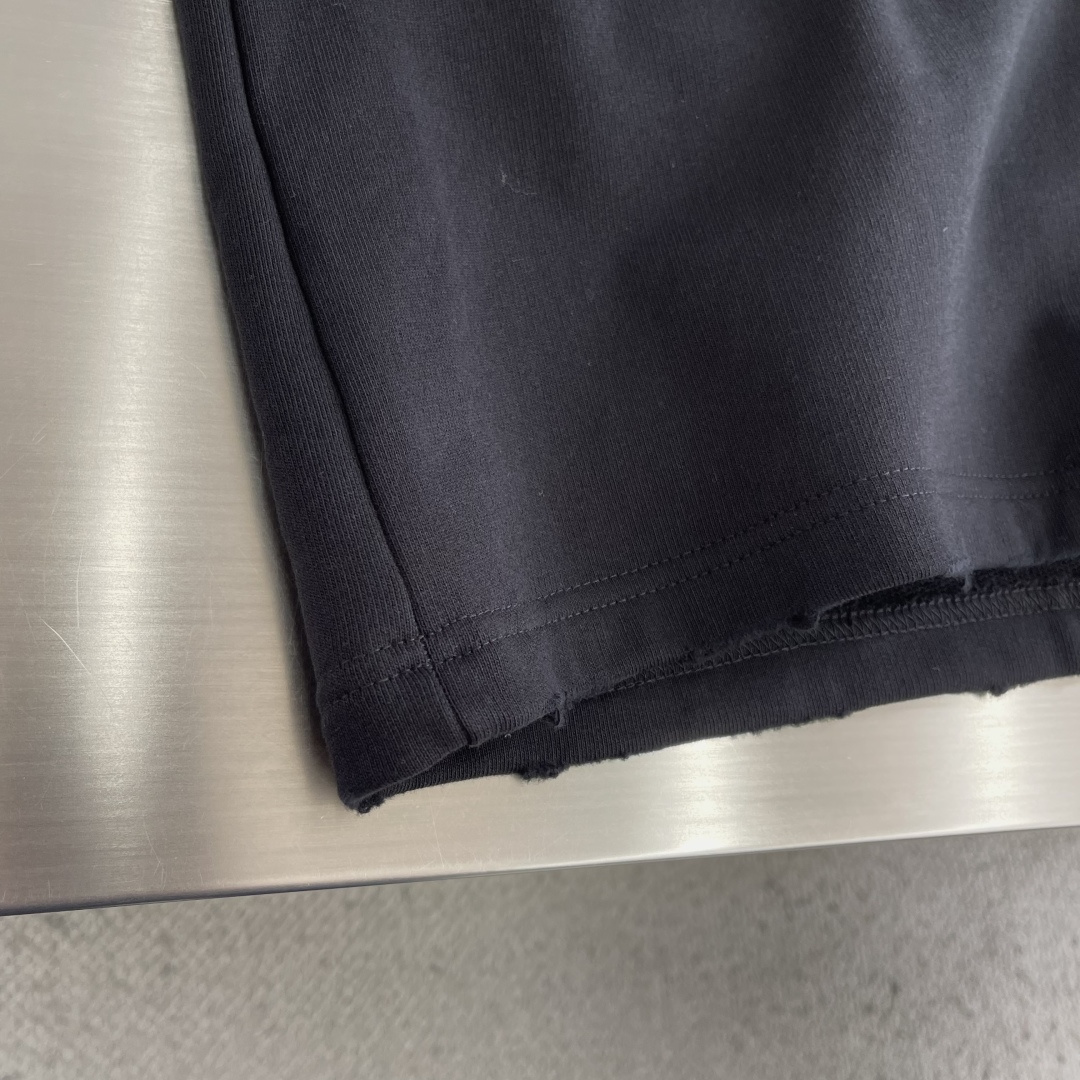 -Balenciag 26ss新款春夏系列短裤弹性腰头， 2个斜口袋，左腿饰以messy sPray艺术