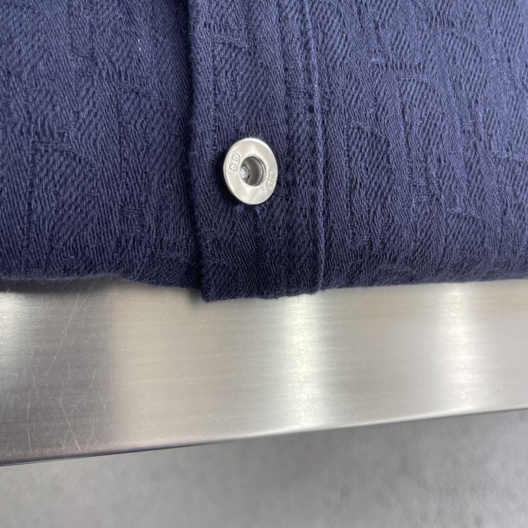 -Dio 满印提花衬衣。这款Oblique印花衬衫是二零二六夏季男装系列新品，展现Dio*的经典图案之一