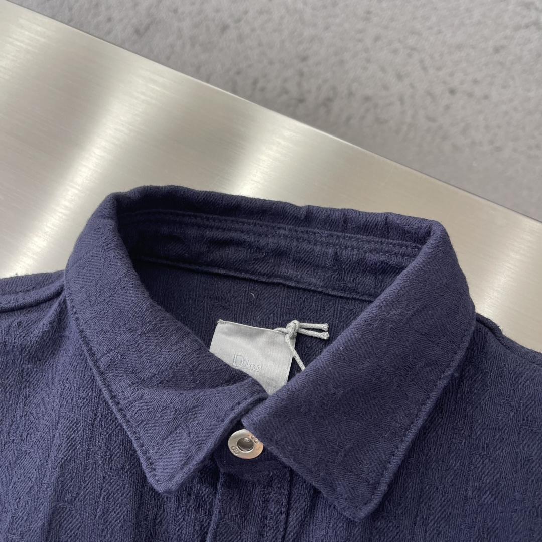 -Dio 满印提花衬衣。这款Oblique印花衬衫是二零二六夏季男装系列新品，展现Dio*的经典图案之一