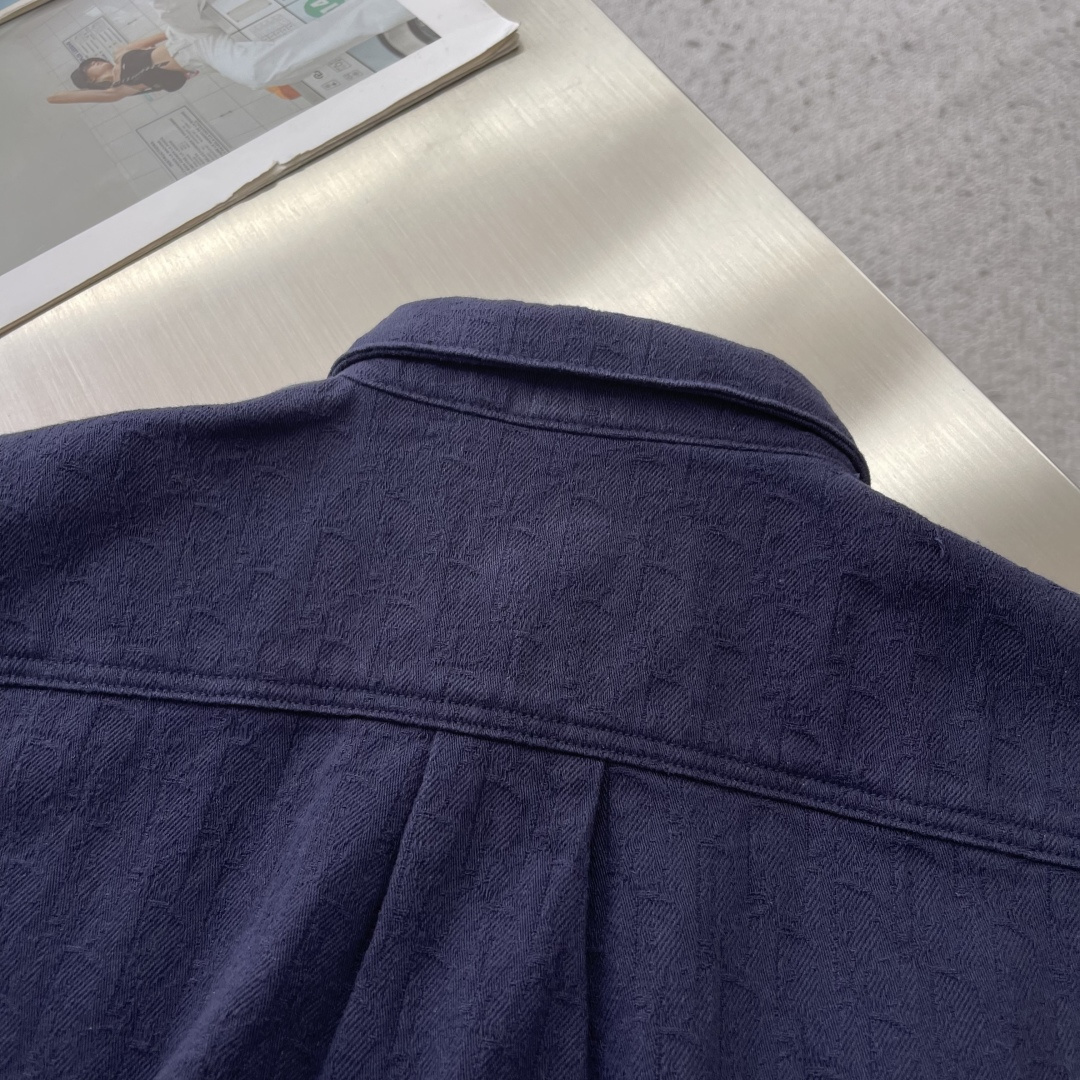 -Dio 满印提花衬衣。这款Oblique印花衬衫是二零二六夏季男装系列新品，展现Dio*的经典图案之一