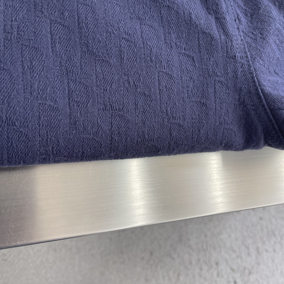 -Dio 满印提花衬衣。这款Oblique印花衬衫是二零二六夏季男装系列新品，展现Dio*的经典图案之一