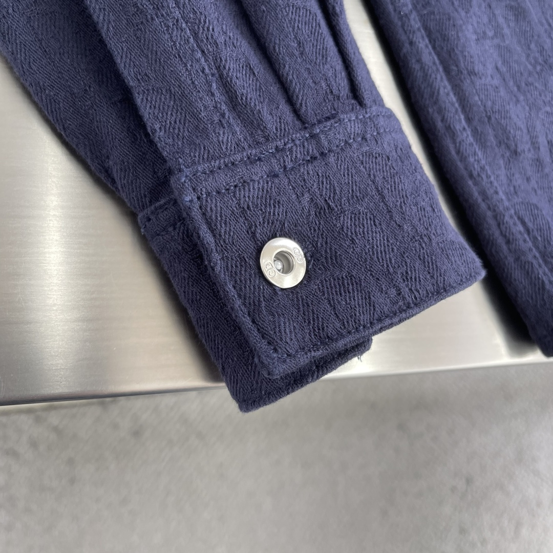 -Dio 满印提花衬衣。这款Oblique印花衬衫是二零二六夏季男装系列新品，展现Dio*的经典图案之一