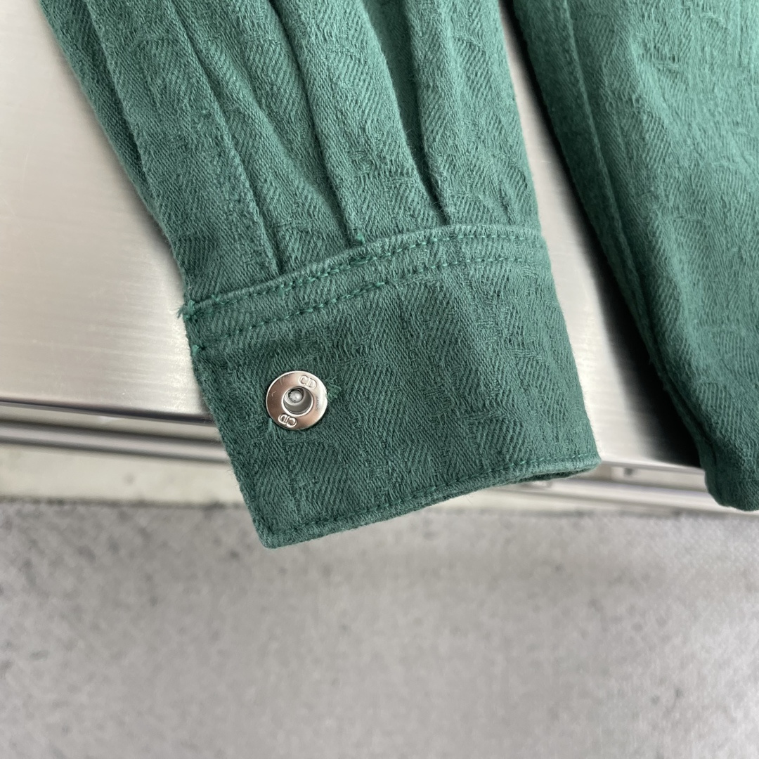 -Dio 满印提花衬衣。这款Oblique印花衬衫是二零二六夏季男装系列新品，展现Dio*的经典图案之一