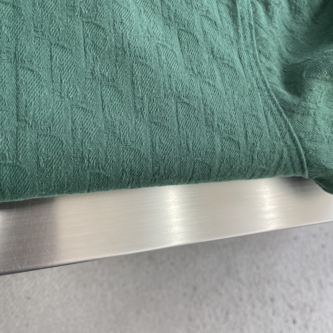 -Dio 满印提花衬衣。这款Oblique印花衬衫是二零二六夏季男装系列新品，展现Dio*的经典图案之一