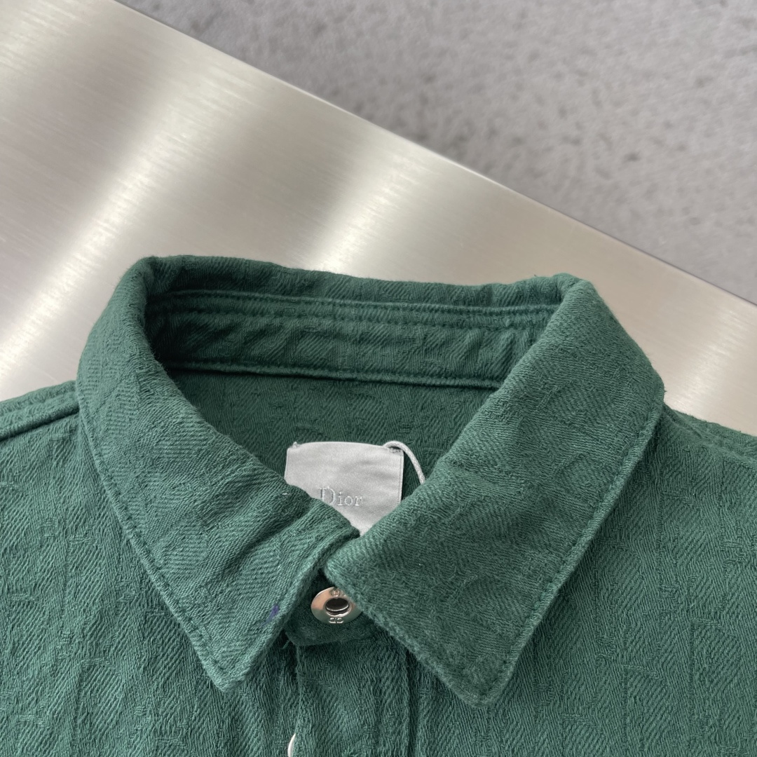 -Dio 满印提花衬衣。这款Oblique印花衬衫是二零二六夏季男装系列新品，展现Dio*的经典图案之一