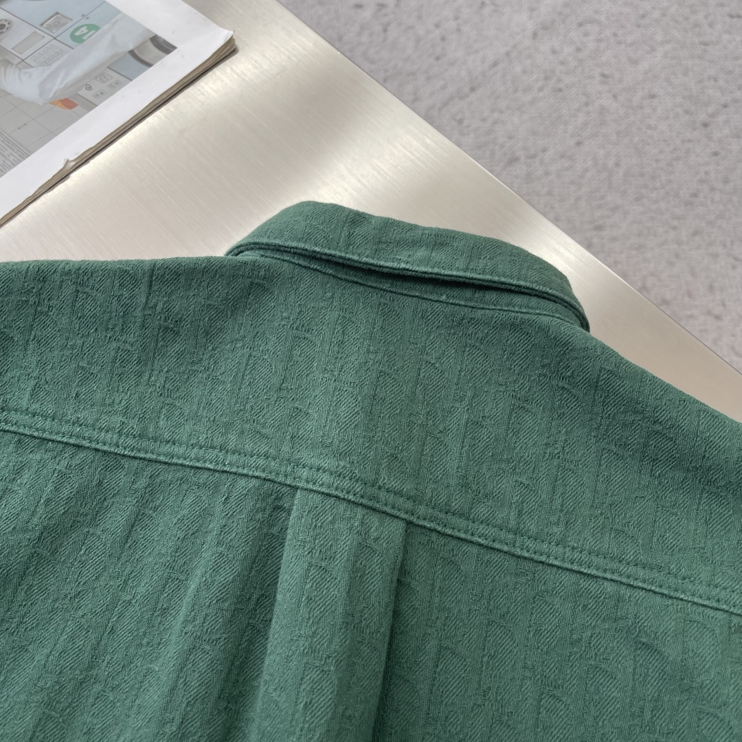 -Dio 满印提花衬衣。这款Oblique印花衬衫是二零二六夏季男装系列新品，展现Dio*的经典图案之一