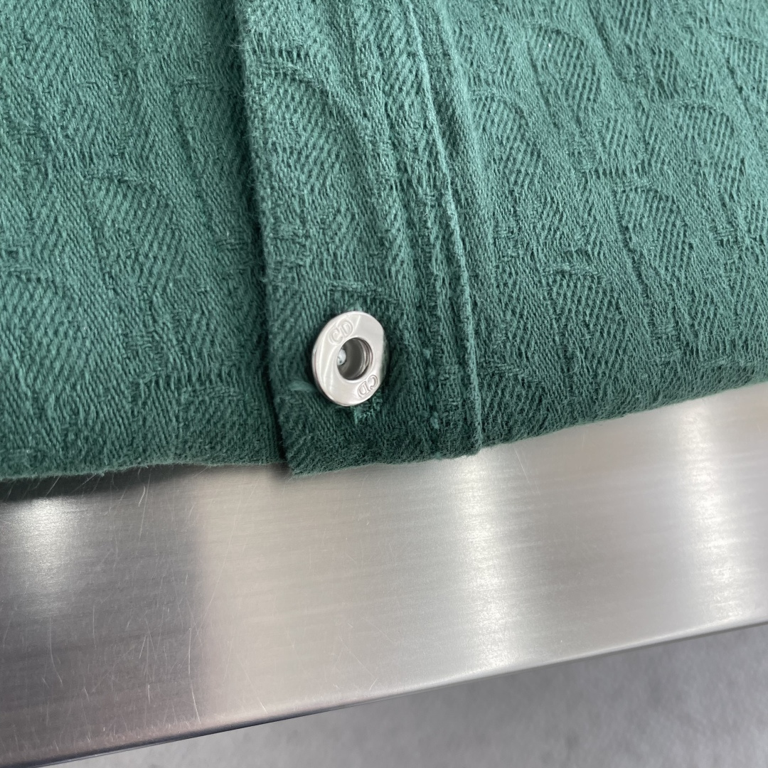 -Dio 满印提花衬衣。这款Oblique印花衬衫是二零二六夏季男装系列新品，展现Dio*的经典图案之一