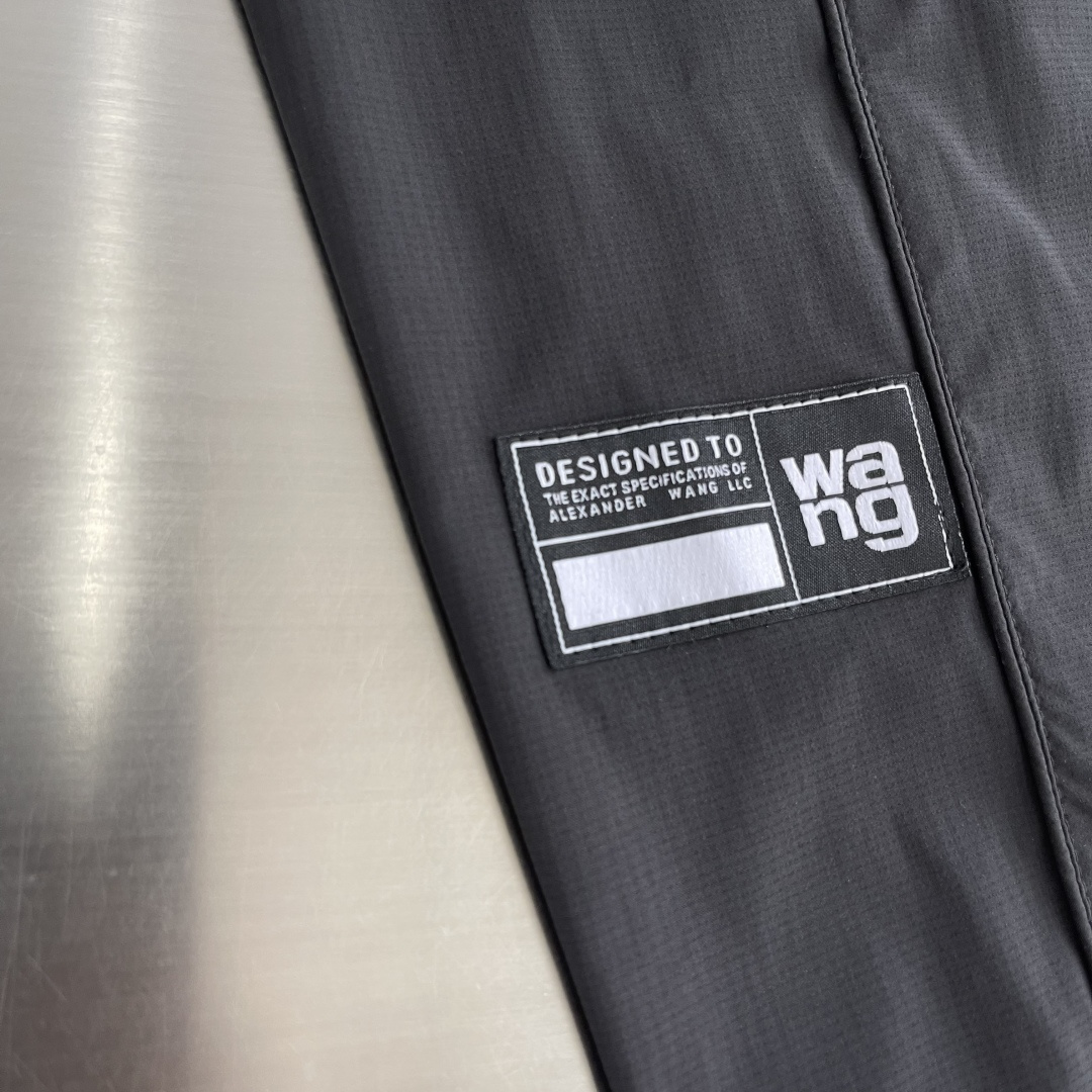 -Wang 亚力山大 ，新款 工装裤重工口袋款  定制工装面料logo字母印花➕五金配件不规则剪裁 上身