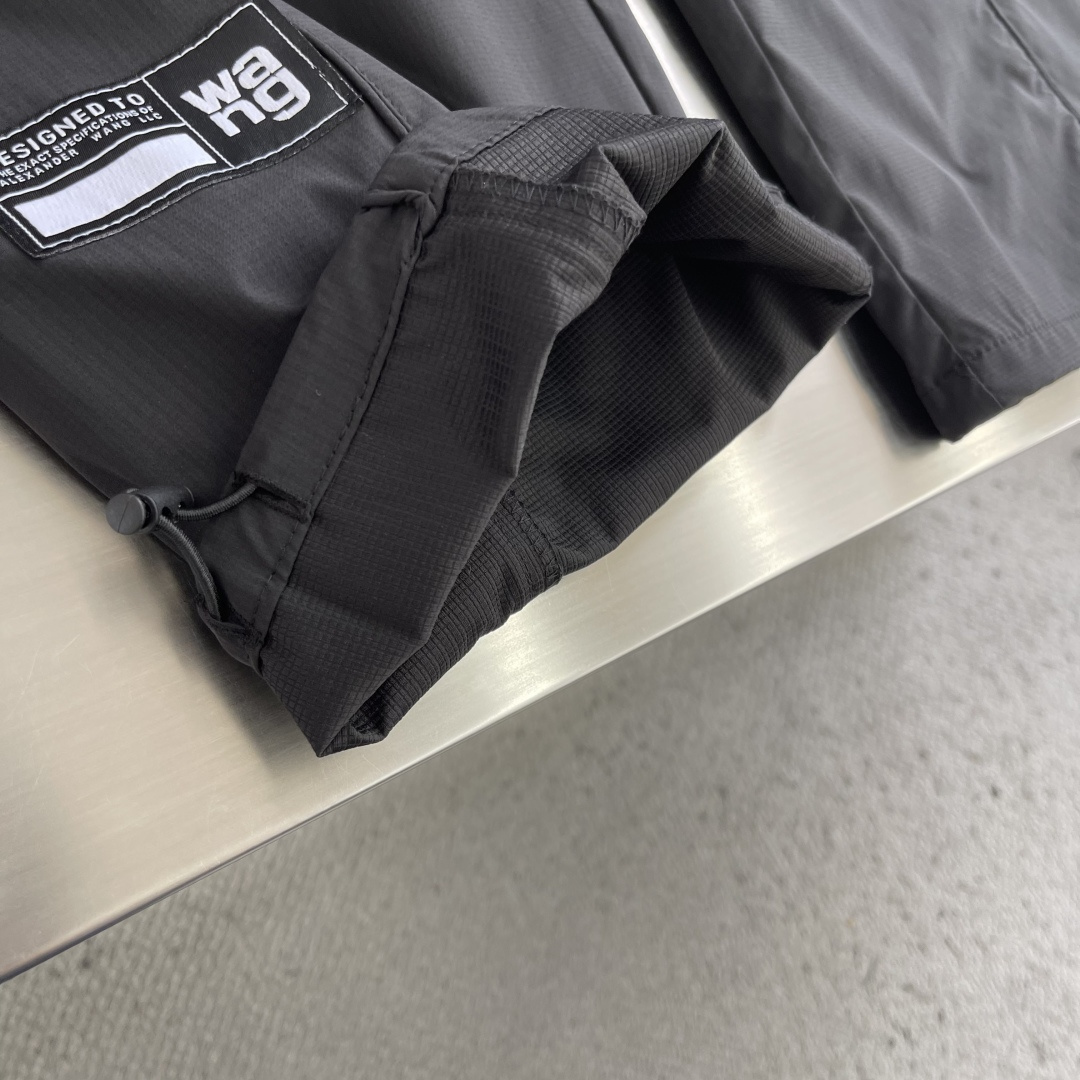 -Wang 亚力山大 ，新款 工装裤重工口袋款  定制工装面料logo字母印花➕五金配件不规则剪裁 上身