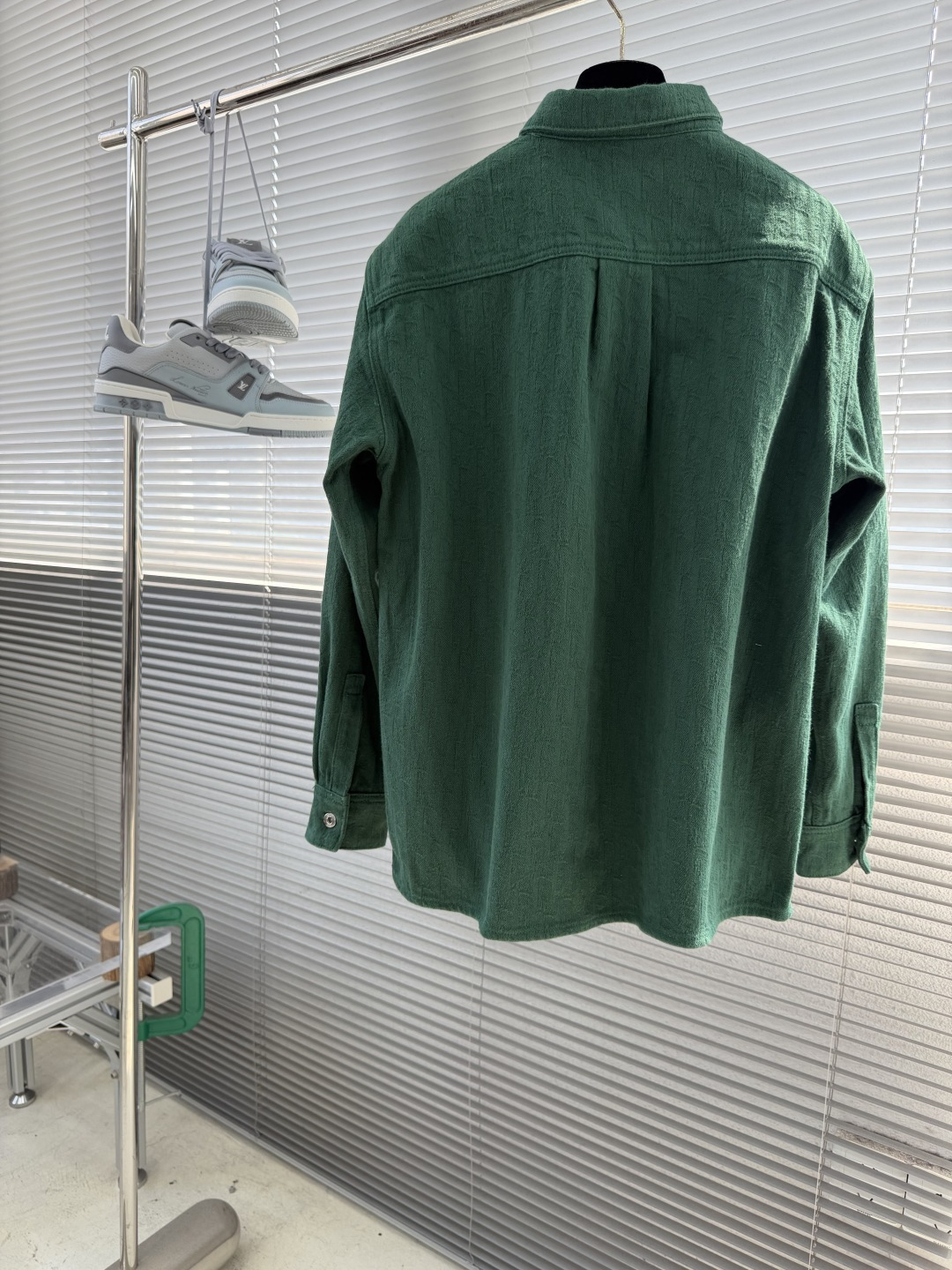 -Dio 满印提花衬衣。这款Oblique印花衬衫是二零二六夏季男装系列新品，展现Dio*的经典图案之一