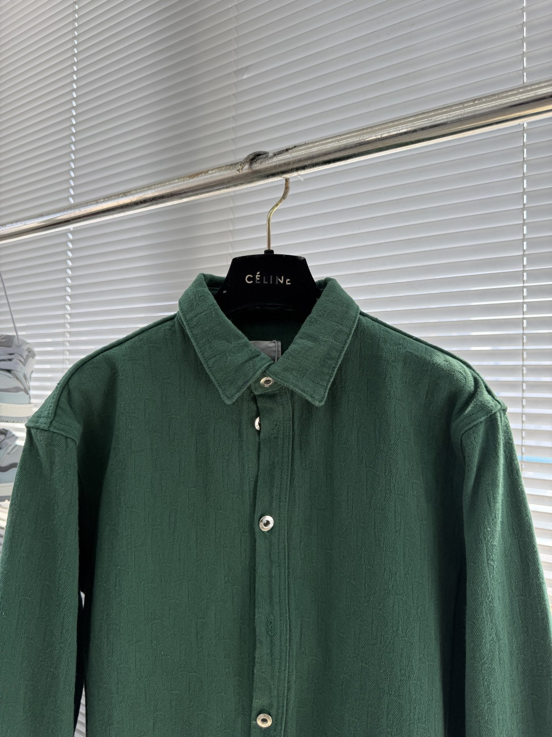 -Dio 满印提花衬衣。这款Oblique印花衬衫是二零二六夏季男装系列新品，展现Dio*的经典图案之一