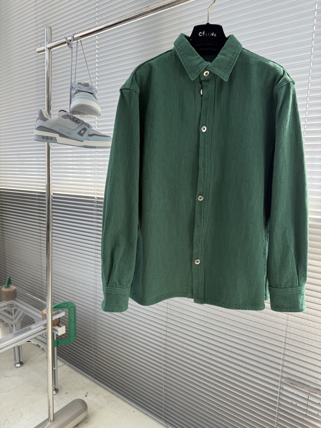 -Dio 满印提花衬衣。这款Oblique印花衬衫是二零二六夏季男装系列新品，展现Dio*的经典图案之一