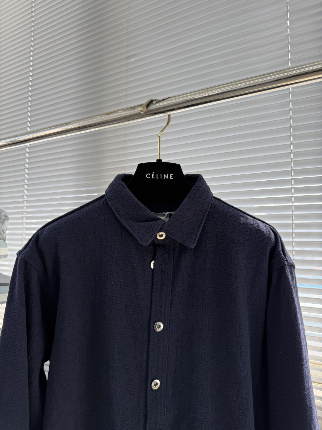 -Dio 满印提花衬衣。这款Oblique印花衬衫是二零二六夏季男装系列新品，展现Dio*的经典图案之一