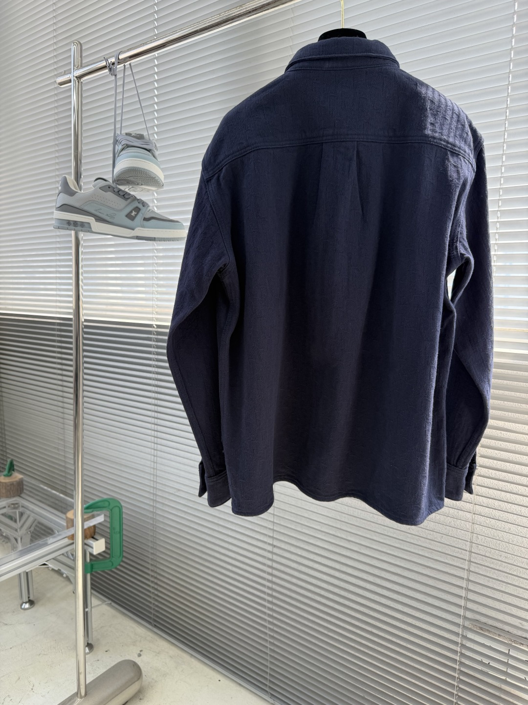 -Dio 满印提花衬衣。这款Oblique印花衬衫是二零二六夏季男装系列新品，展现Dio*的经典图案之一