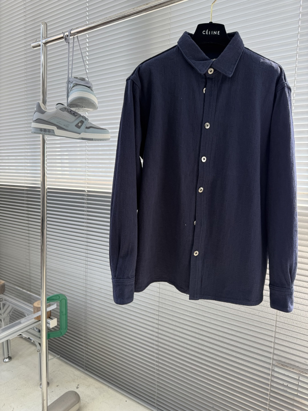 -Dio 满印提花衬衣。这款Oblique印花衬衫是二零二六夏季男装系列新品，展现Dio*的经典图案之一