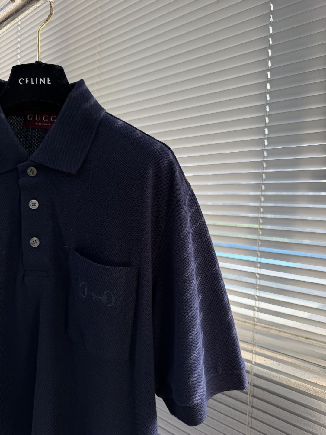 -GUCC 绣花锁扣logo Polo衫，经典翻领+三颗纽扣设计，胸前口袋配Logo刺绣，低调又有辨识度