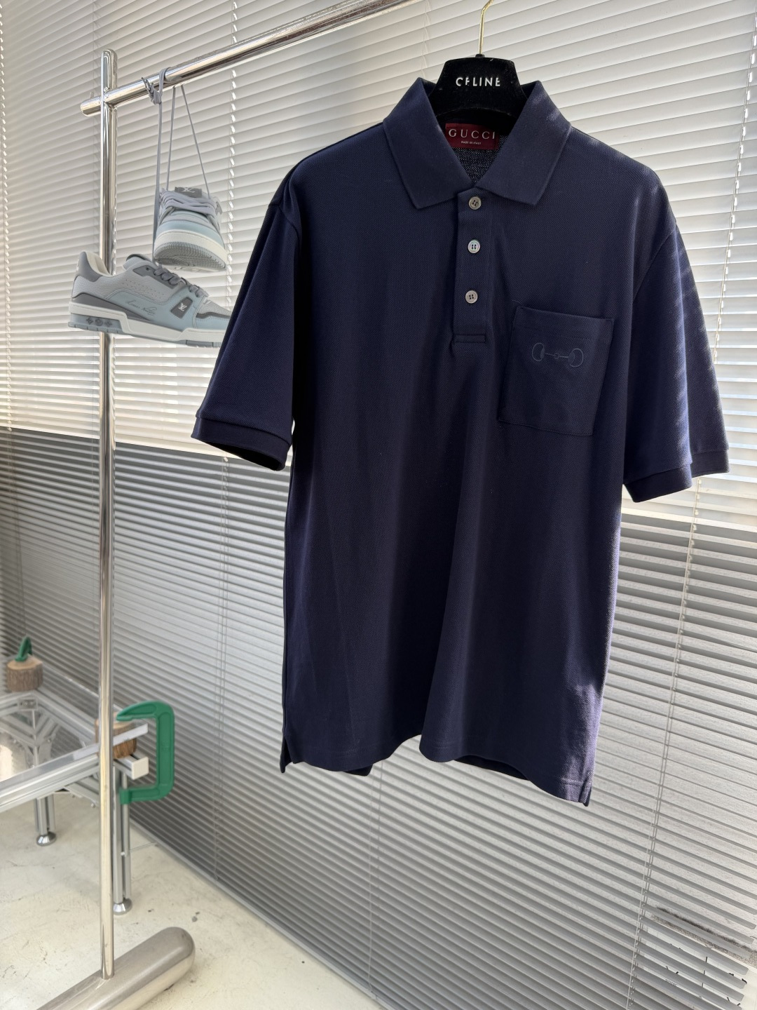 -GUCC 绣花锁扣logo Polo衫，经典翻领+三颗纽扣设计，胸前口袋配Logo刺绣，低调又有辨识度