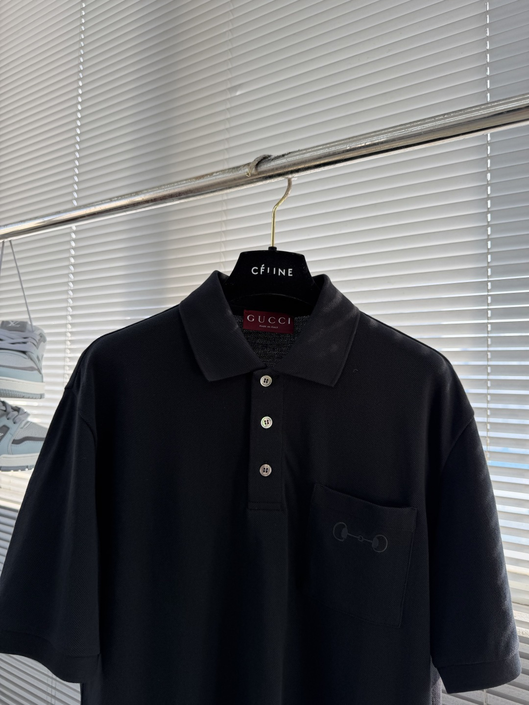 -GUCC 绣花锁扣logo Polo衫，经典翻领+三颗纽扣设计，胸前口袋配Logo刺绣，低调又有辨识度
