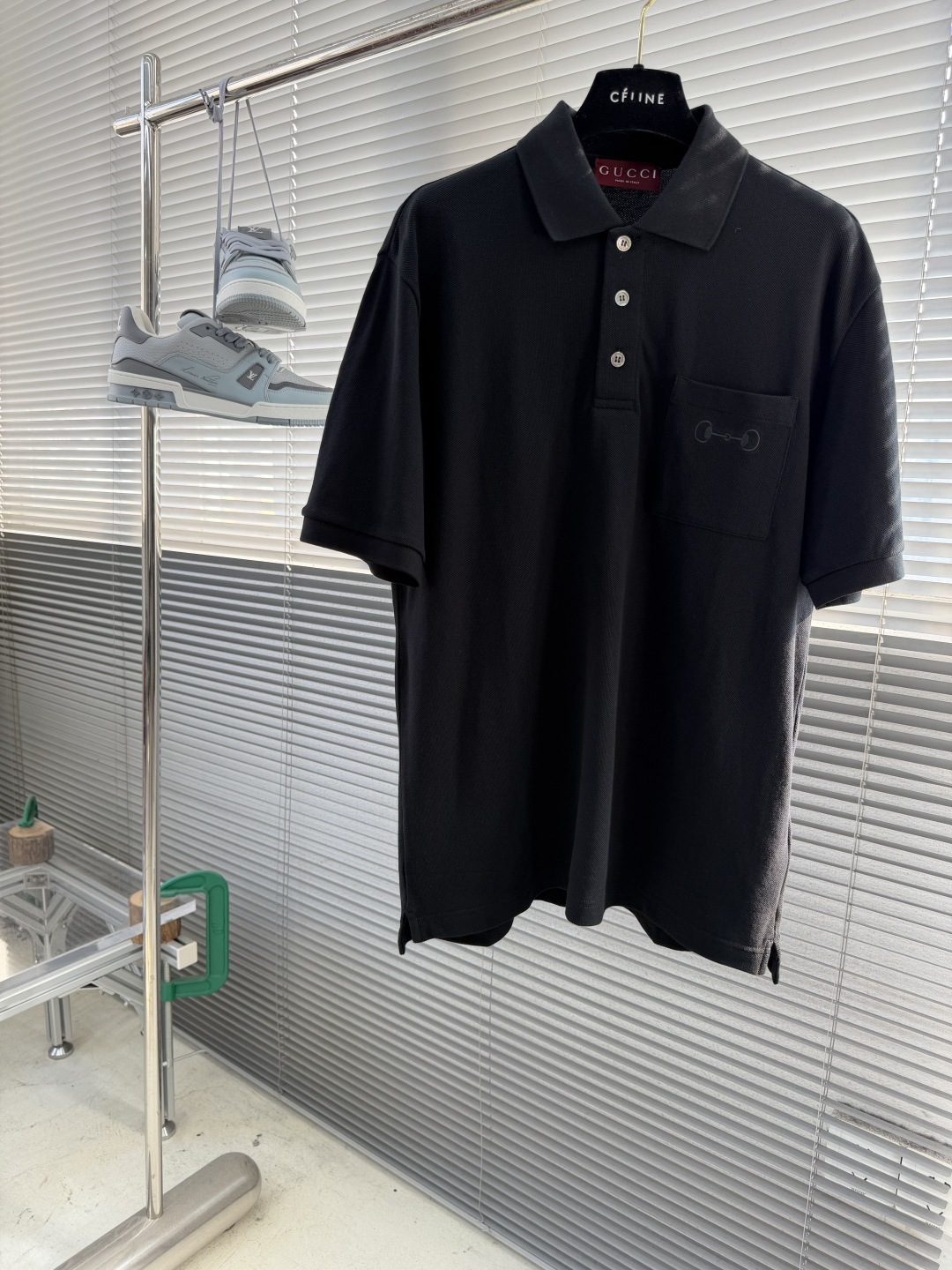 -GUCC 绣花锁扣logo Polo衫，经典翻领+三颗纽扣设计，胸前口袋配Logo刺绣，低调又有辨识度