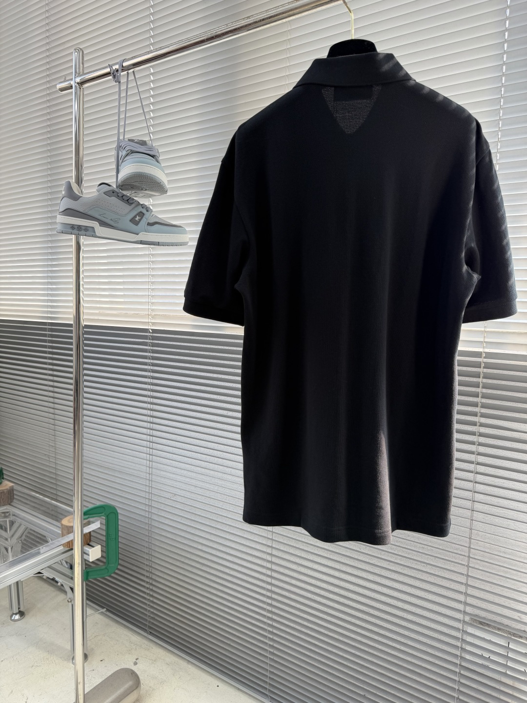 -GUCC 绣花锁扣logo Polo衫，经典翻领+三颗纽扣设计，胸前口袋配Logo刺绣，低调又有辨识度