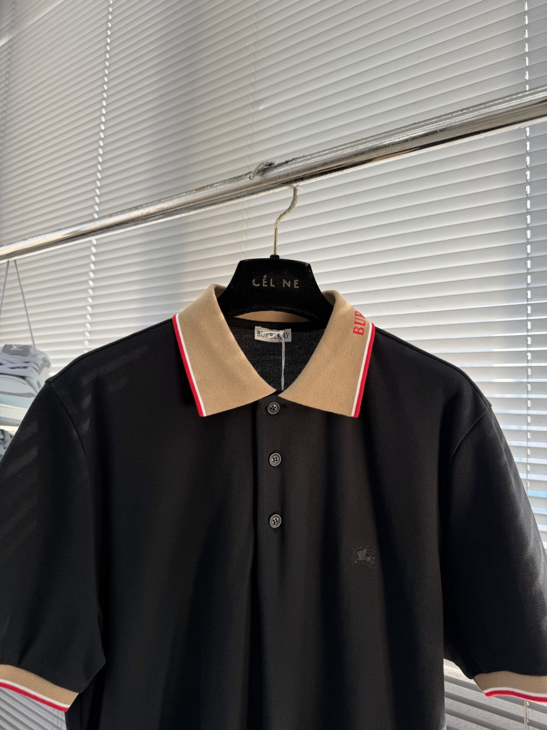 -BBR 微标Polo衫。这款选用轻盈棉质珠地网眼布打造，衣领处搭配品牌针织徽标。呈现修身版型。衣领和袖