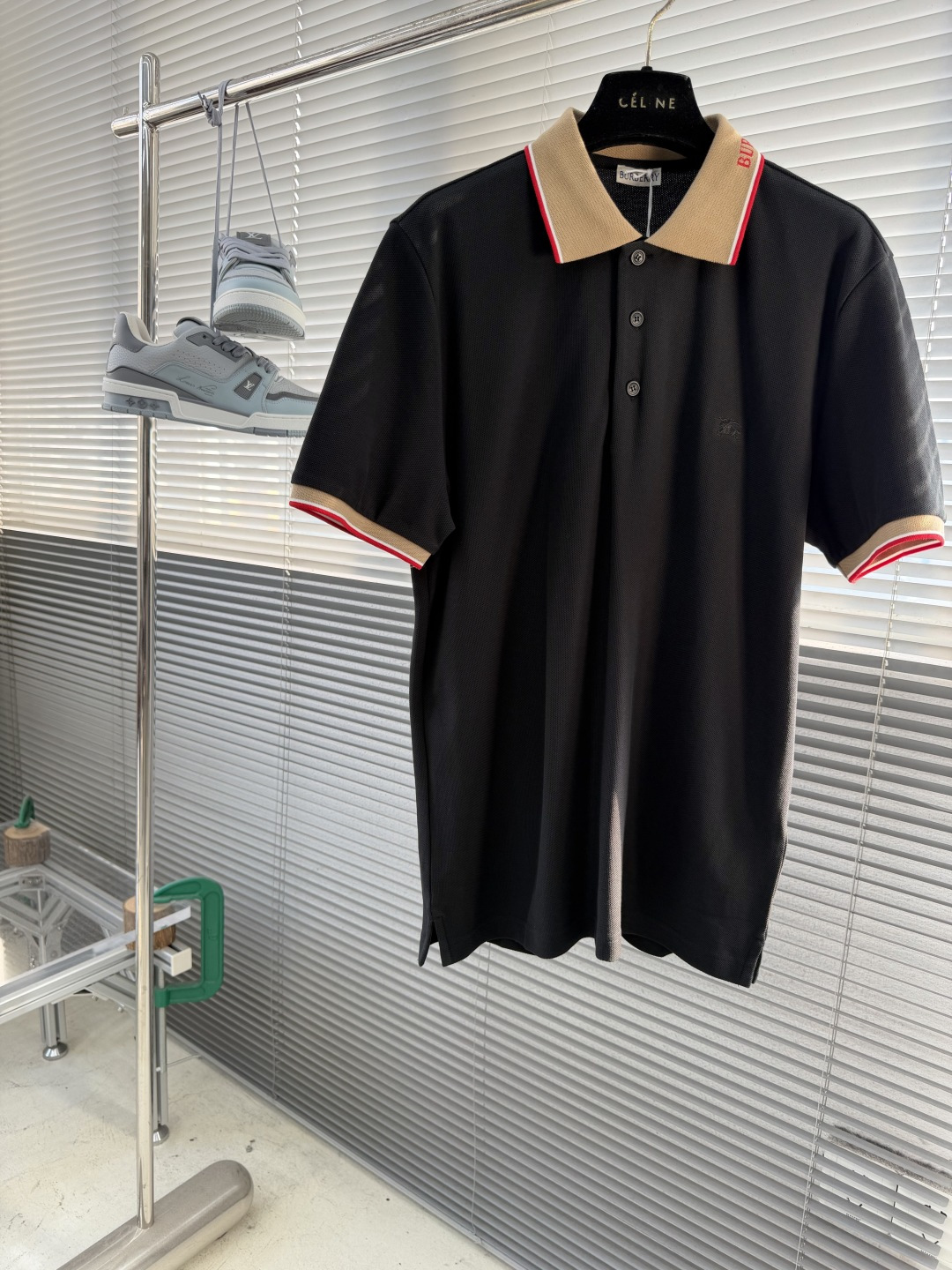 -BBR 微标Polo衫。这款选用轻盈棉质珠地网眼布打造，衣领处搭配品牌针织徽标。呈现修身版型。衣领和袖