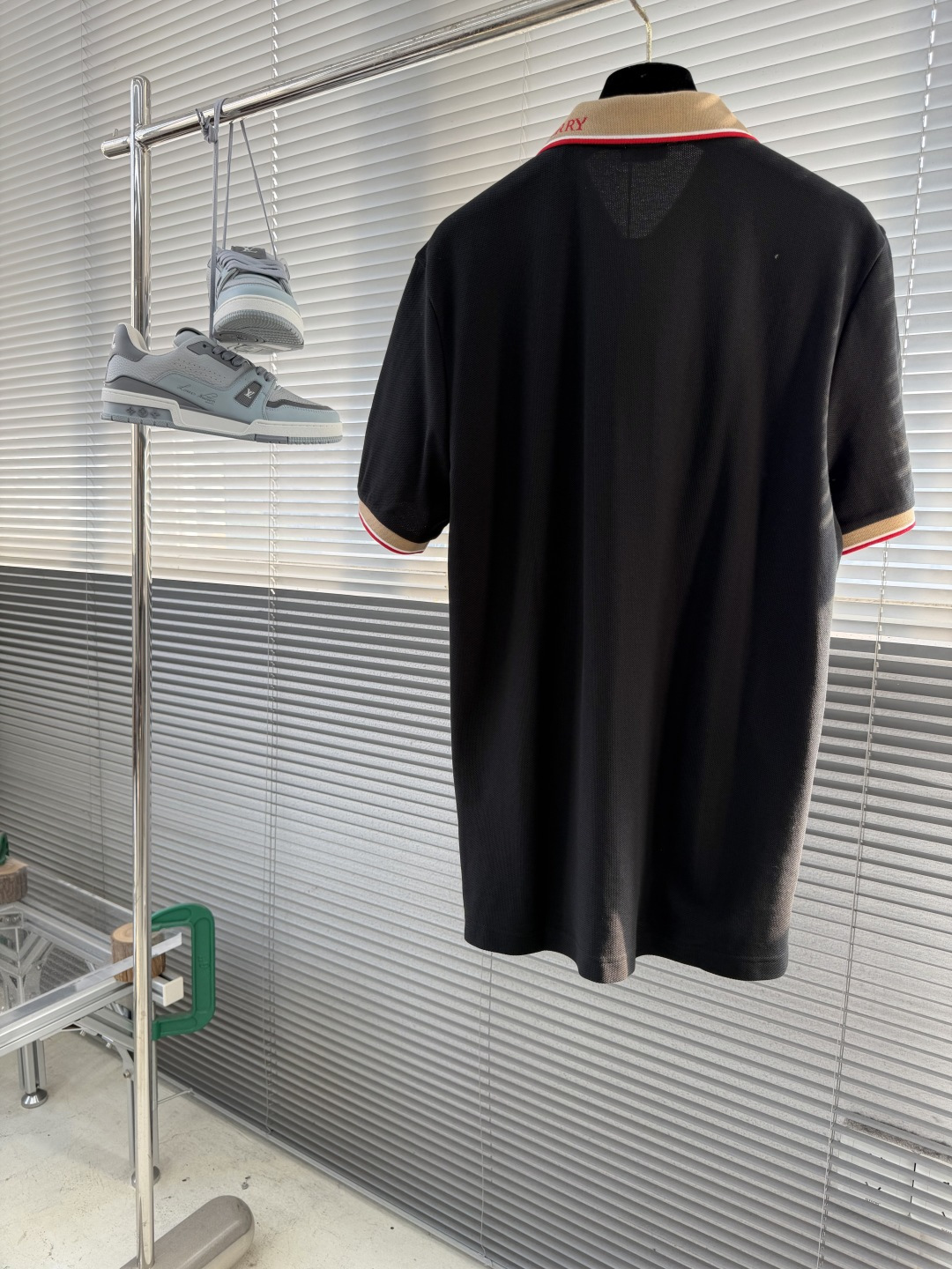 -BBR 微标Polo衫。这款选用轻盈棉质珠地网眼布打造，衣领处搭配品牌针织徽标。呈现修身版型。衣领和袖