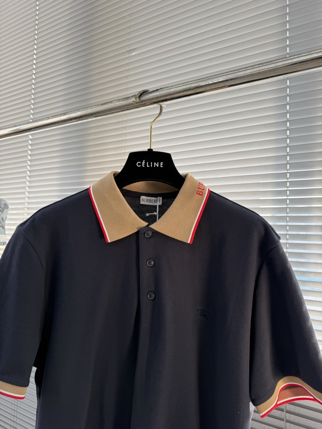 -BBR 微标Polo衫。这款选用轻盈棉质珠地网眼布打造，衣领处搭配品牌针织徽标。呈现修身版型。衣领和袖