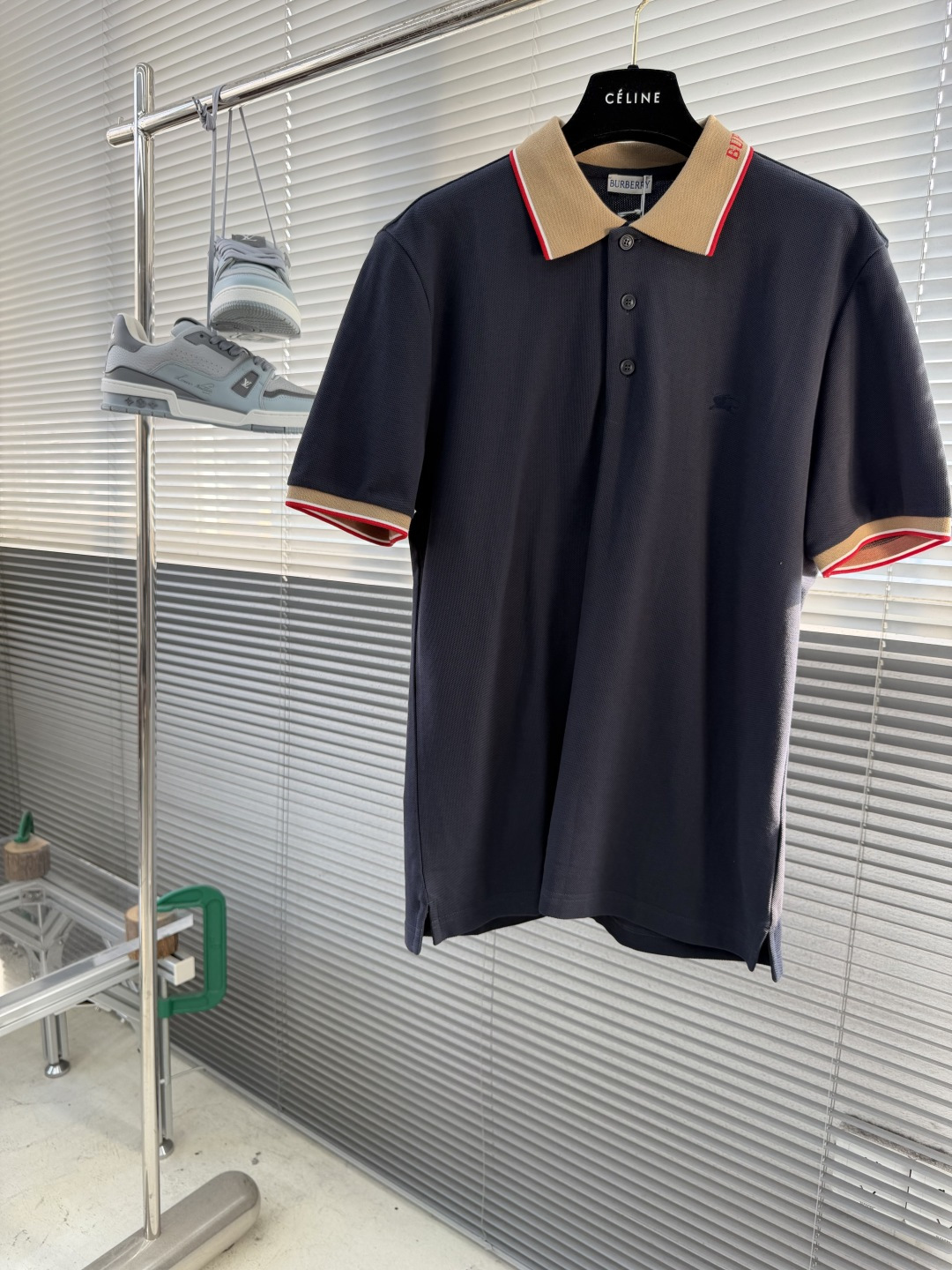 -BBR 微标Polo衫。这款选用轻盈棉质珠地网眼布打造，衣领处搭配品牌针织徽标。呈现修身版型。衣领和袖