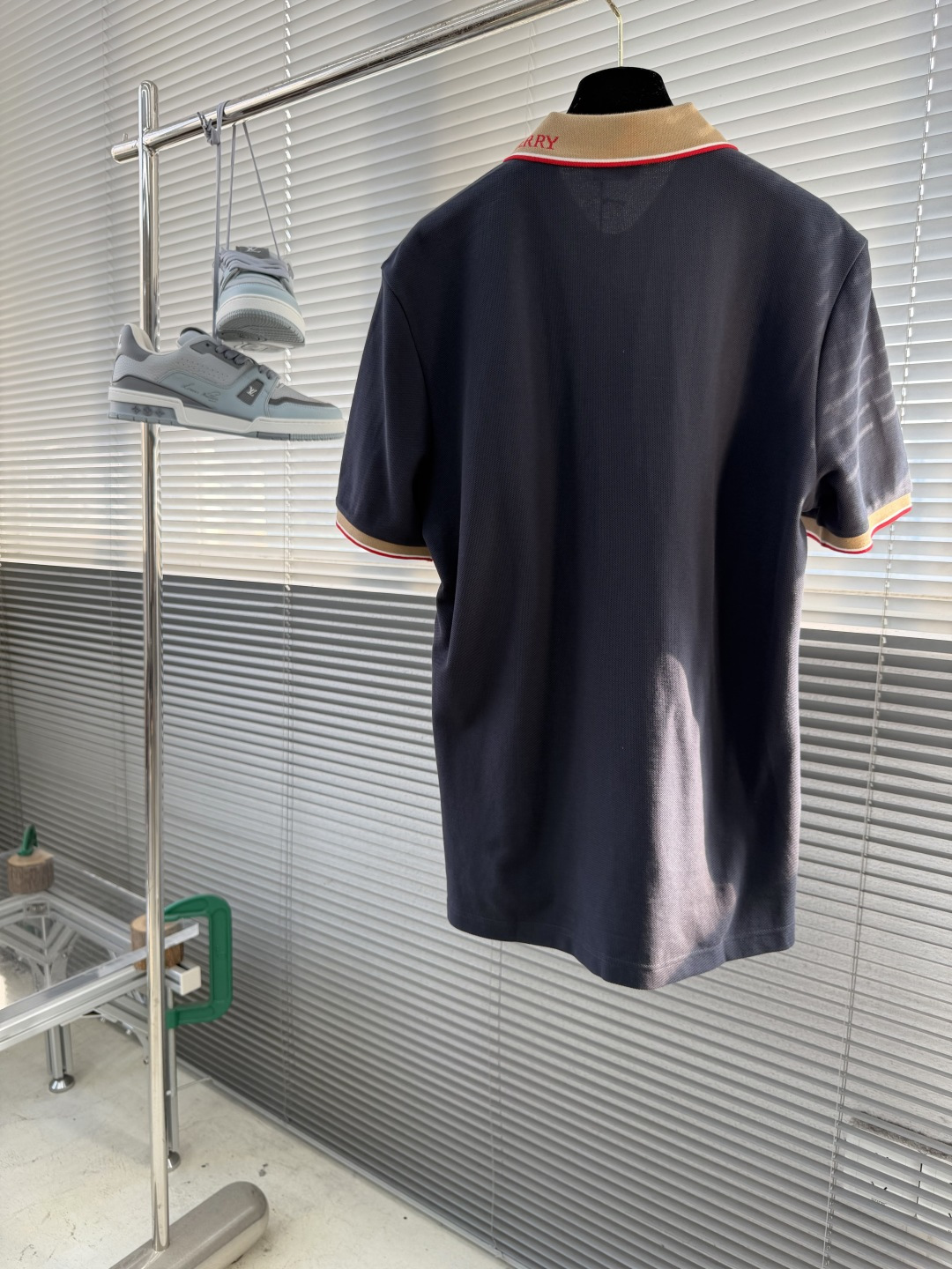 -BBR 微标Polo衫。这款选用轻盈棉质珠地网眼布打造，衣领处搭配品牌针织徽标。呈现修身版型。衣领和袖