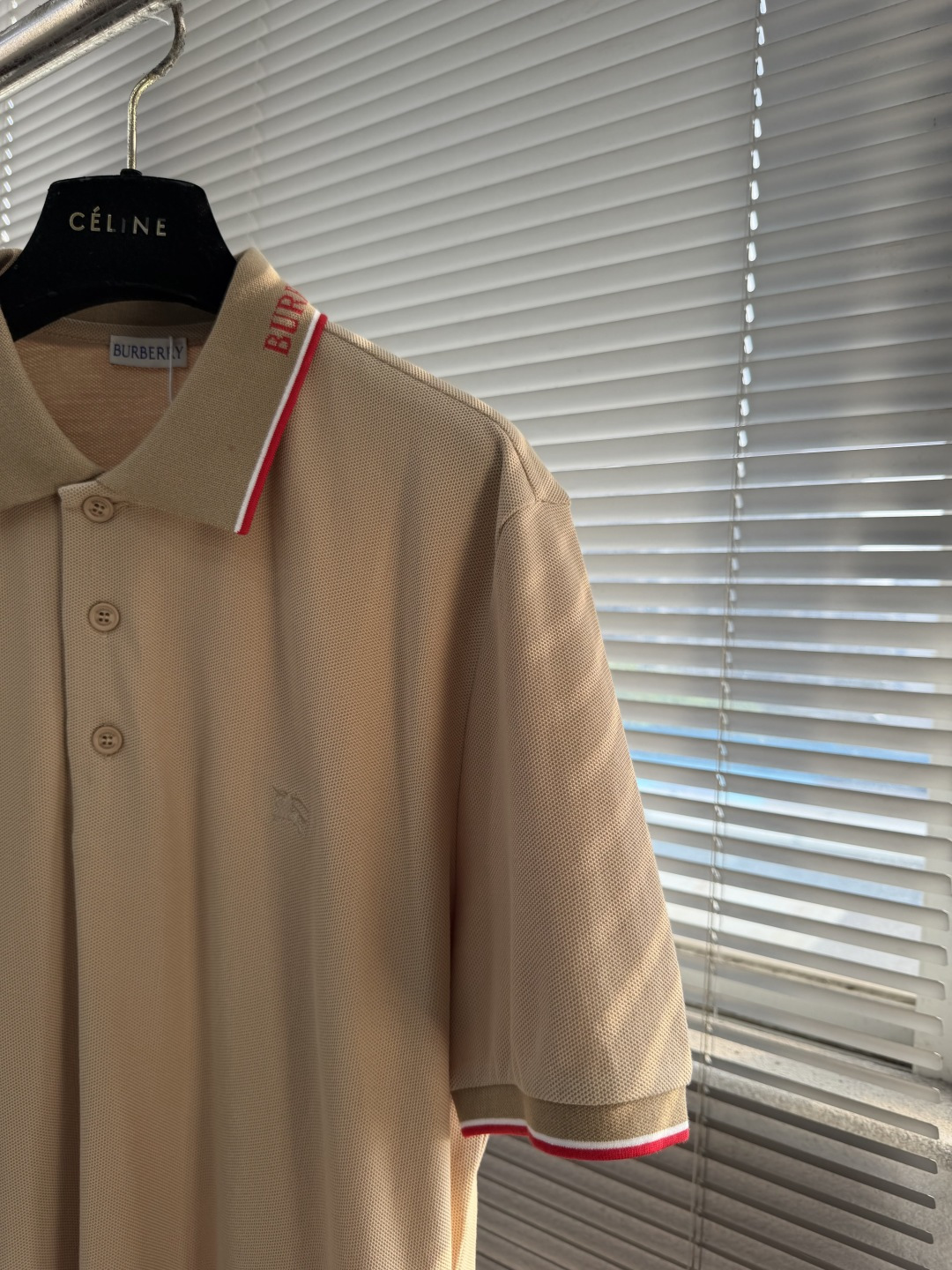 -BBR 微标Polo衫。这款选用轻盈棉质珠地网眼布打造，衣领处搭配品牌针织徽标。呈现修身版型。衣领和袖