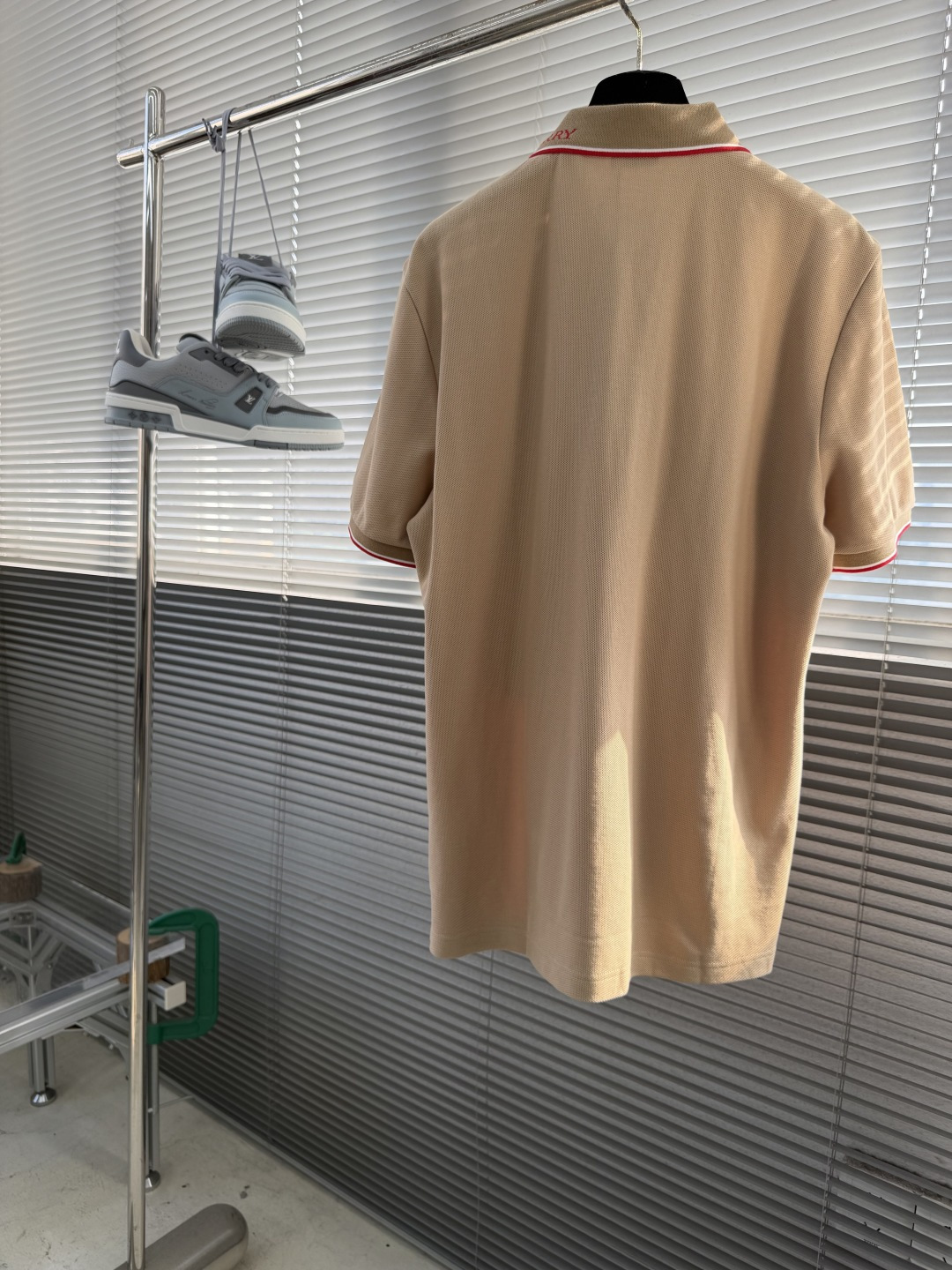 -BBR 微标Polo衫。这款选用轻盈棉质珠地网眼布打造，衣领处搭配品牌针织徽标。呈现修身版型。衣领和袖