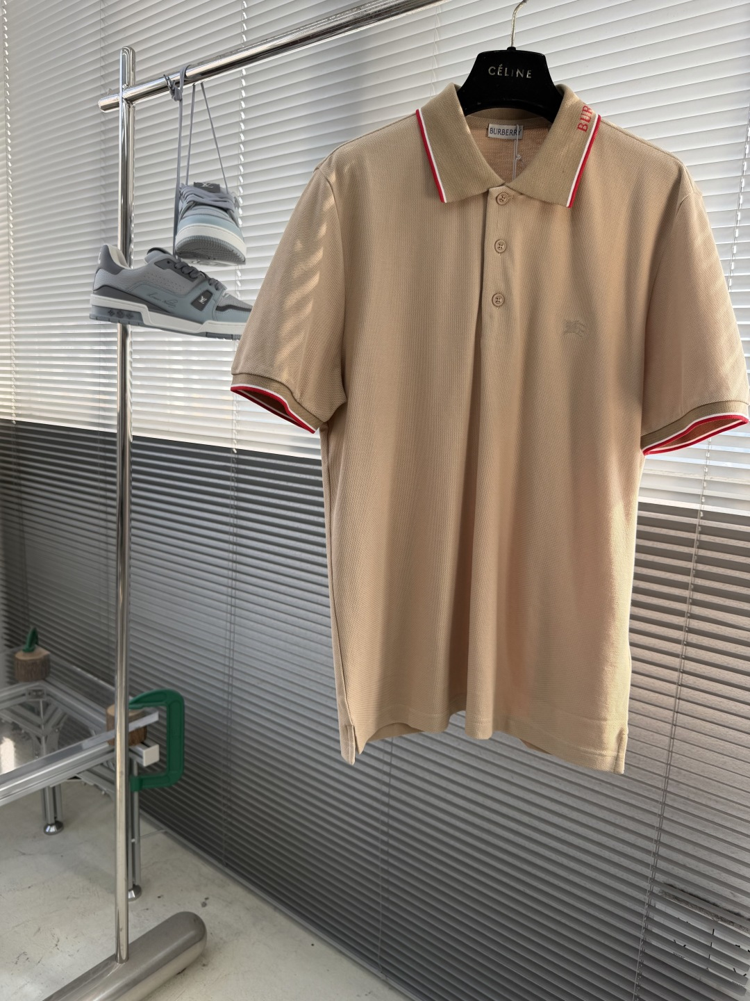 -BBR 微标Polo衫。这款选用轻盈棉质珠地网眼布打造，衣领处搭配品牌针织徽标。呈现修身版型。衣领和袖