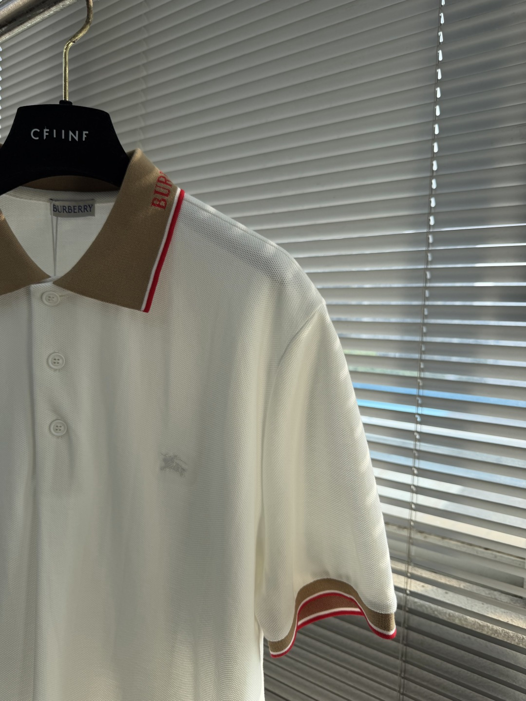-BBR 微标Polo衫。这款选用轻盈棉质珠地网眼布打造，衣领处搭配品牌针织徽标。呈现修身版型。衣领和袖