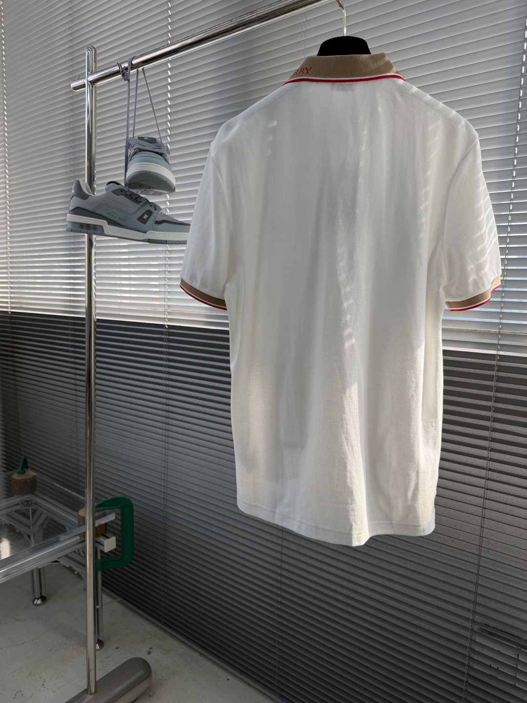 -BBR 微标Polo衫。这款选用轻盈棉质珠地网眼布打造，衣领处搭配品牌针织徽标。呈现修身版型。衣领和袖