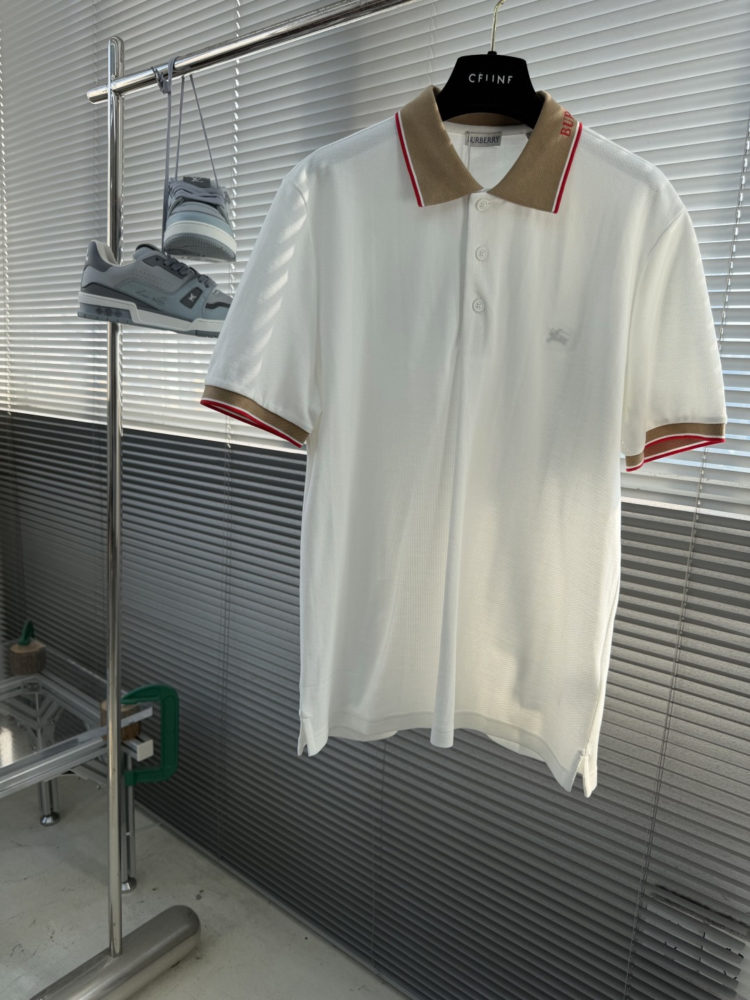 -BBR 微标Polo衫。这款选用轻盈棉质珠地网眼布打造，衣领处搭配品牌针织徽标。呈现修身版型。衣领和袖