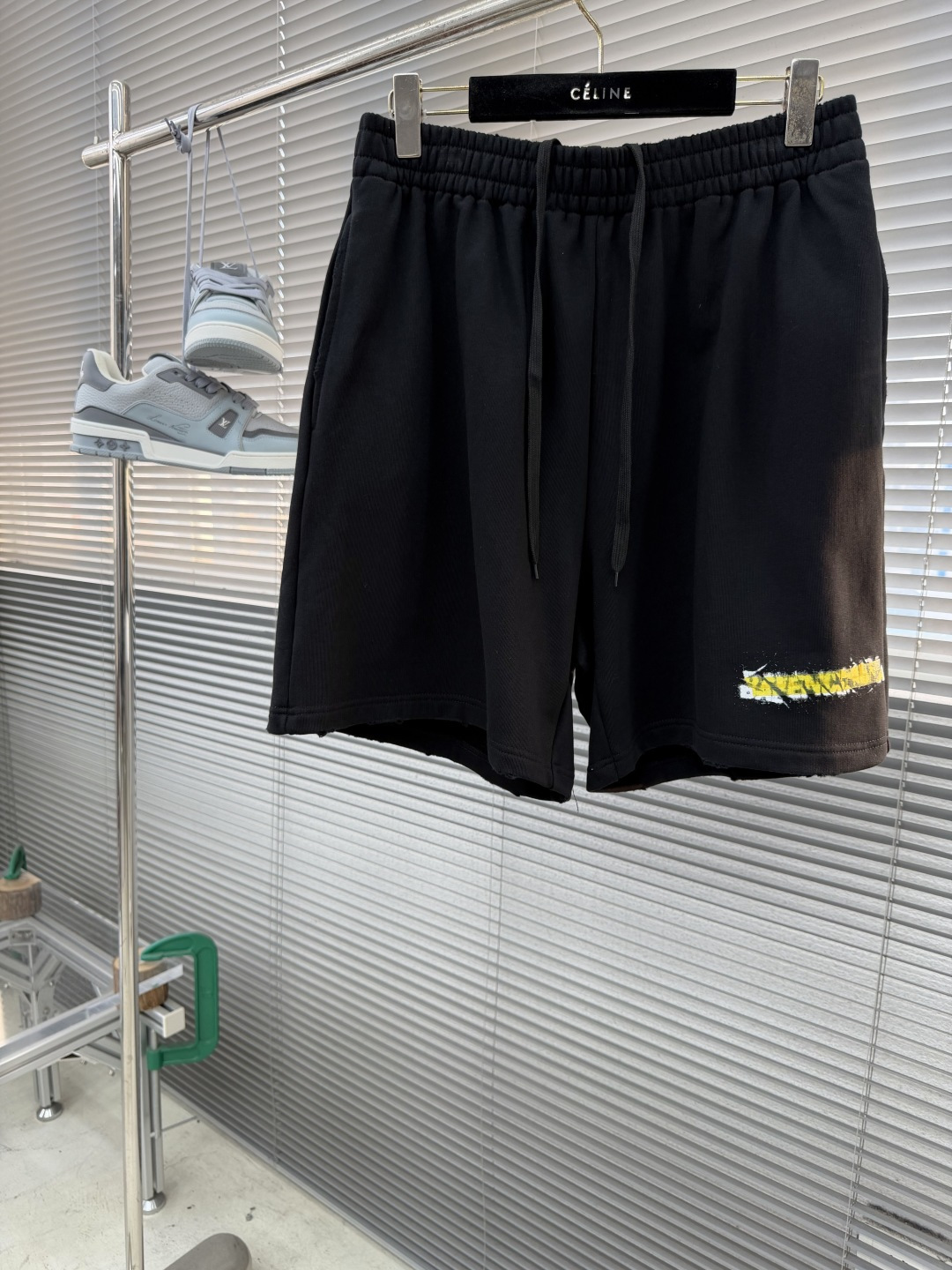 -Balenciag 26ss新款春夏系列短裤弹性腰头， 2个斜口袋，左腿饰以messy sPray艺术