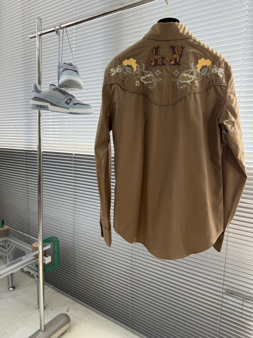 -驴牌 新款绵羊毛长袖衬衫出自秋冬秀场，为上部的繁复刺绣融入 Monogram 花卉。西部风格育克和镶边