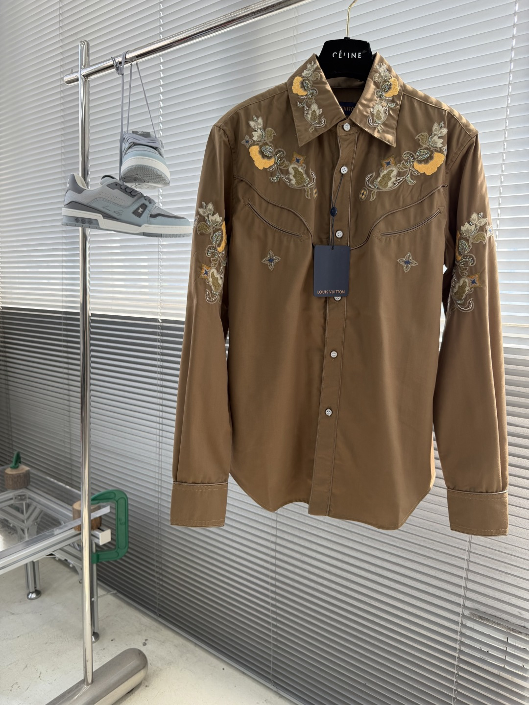 -驴牌 新款绵羊毛长袖衬衫出自秋冬秀场，为上部的繁复刺绣融入 Monogram 花卉。西部风格育克和镶边