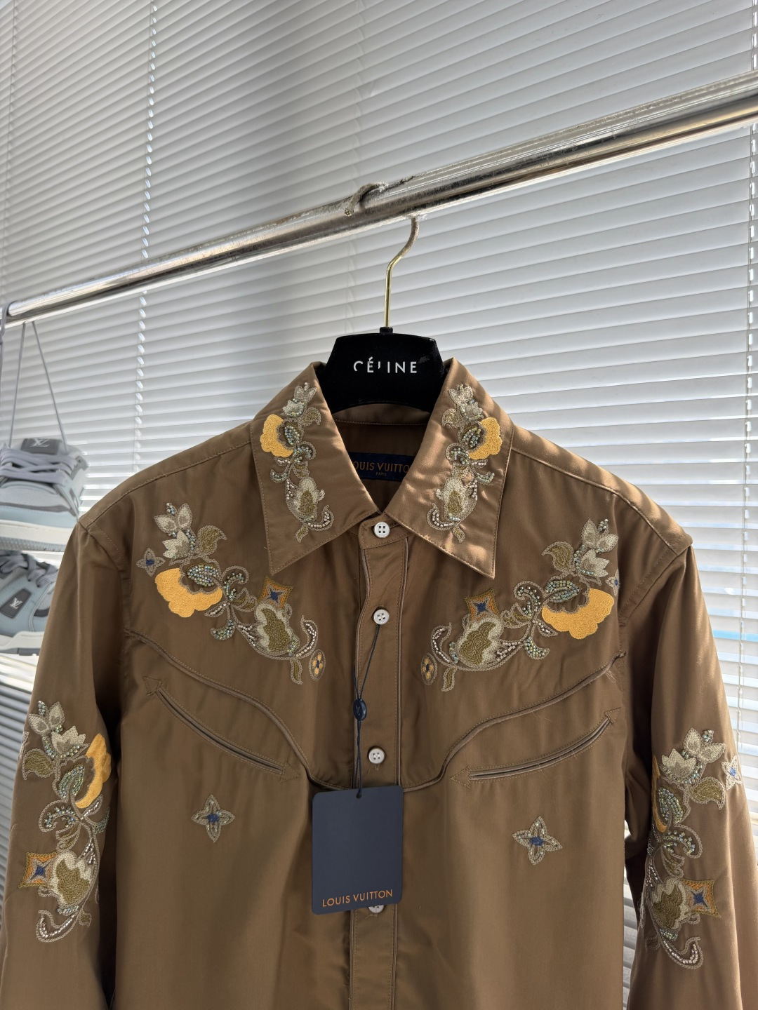 -驴牌 新款绵羊毛长袖衬衫出自秋冬秀场，为上部的繁复刺绣融入 Monogram 花卉。西部风格育克和镶边