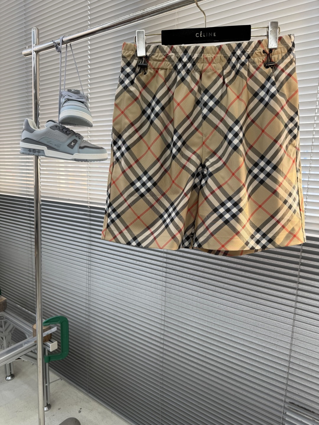 -BBR 格纹抽绳短裤，选用意大利精纺斜纹面料打造，装饰 Bur 格纹和马术骑士徽标（EKD）贴花。呈现