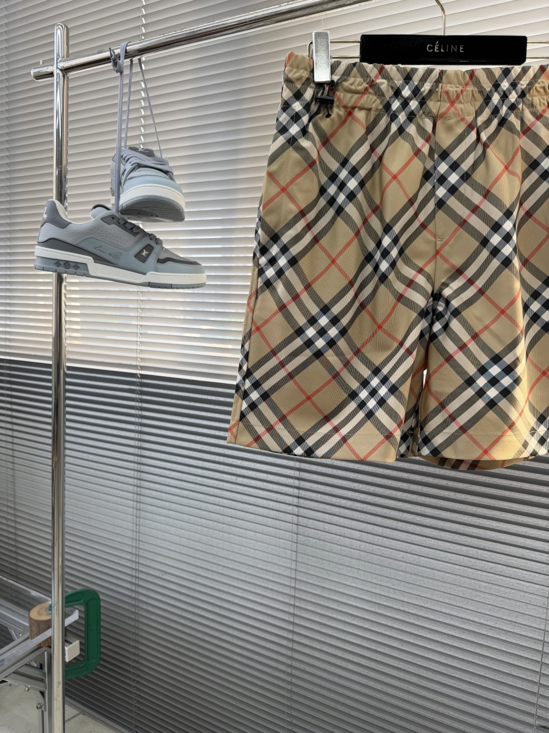 -BBR 格纹抽绳短裤，选用意大利精纺斜纹面料打造，装饰 Bur 格纹和马术骑士徽标（EKD）贴花。呈现