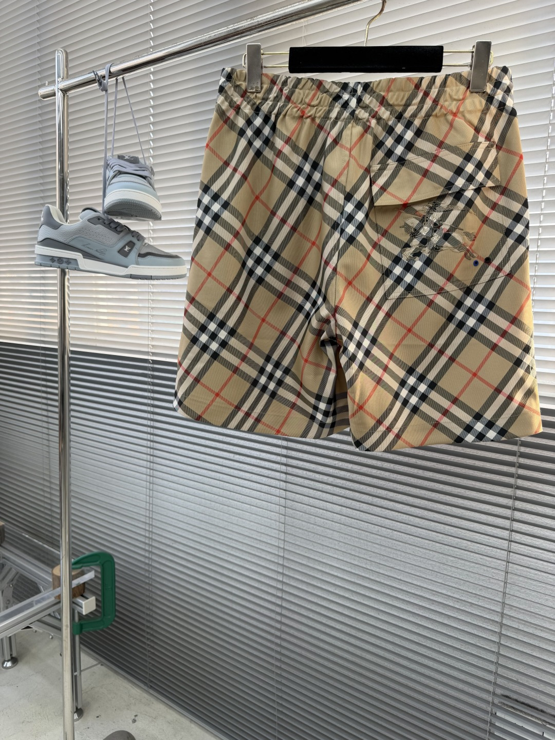 -BBR 格纹抽绳短裤，选用意大利精纺斜纹面料打造，装饰 Bur 格纹和马术骑士徽标（EKD）贴花。呈现