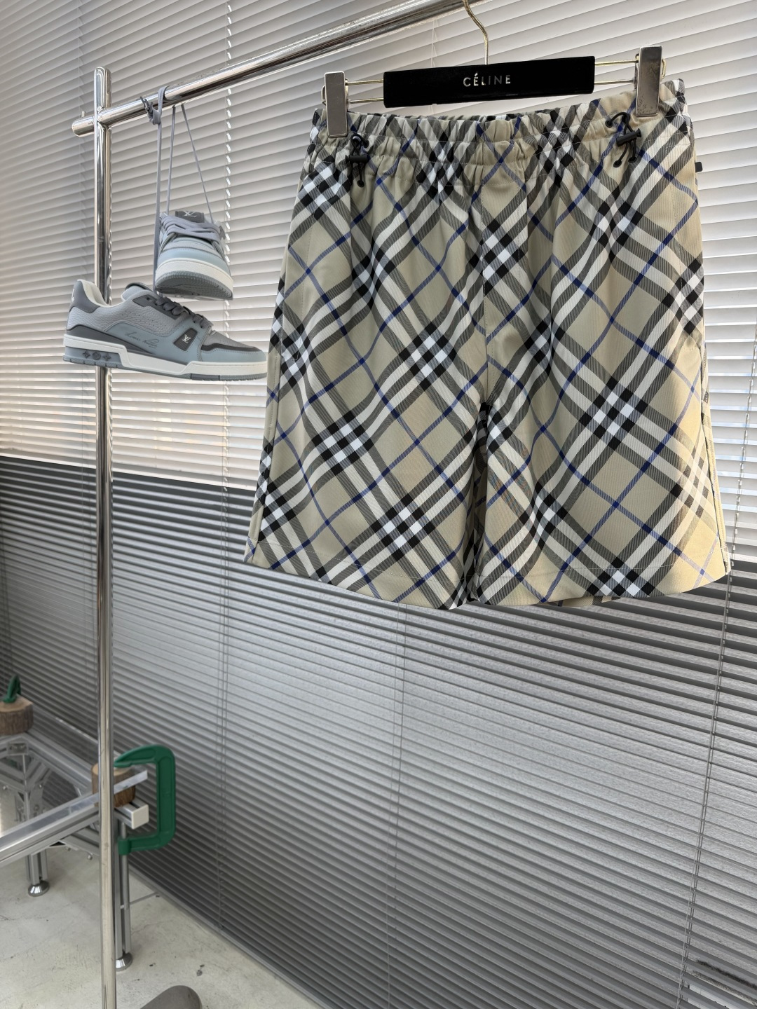 -BBR 格纹抽绳短裤，选用意大利精纺斜纹面料打造，装饰 Bur 格纹和马术骑士徽标（EKD）贴花。呈现