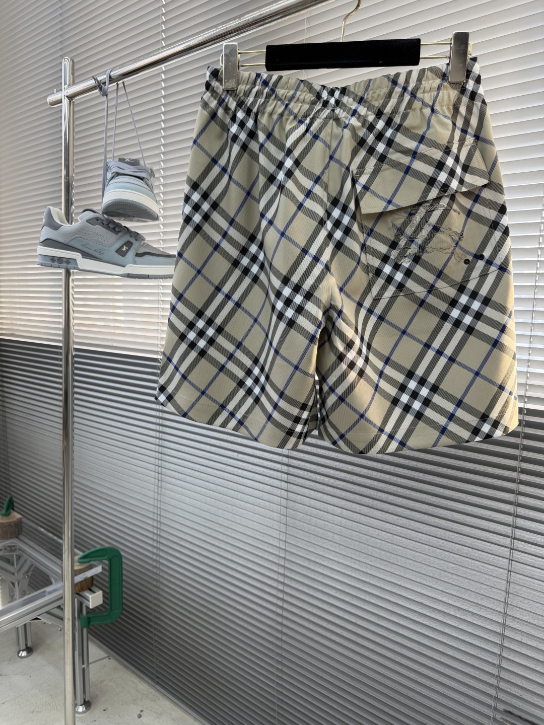 -BBR 格纹抽绳短裤，选用意大利精纺斜纹面料打造，装饰 Bur 格纹和马术骑士徽标（EKD）贴花。呈现